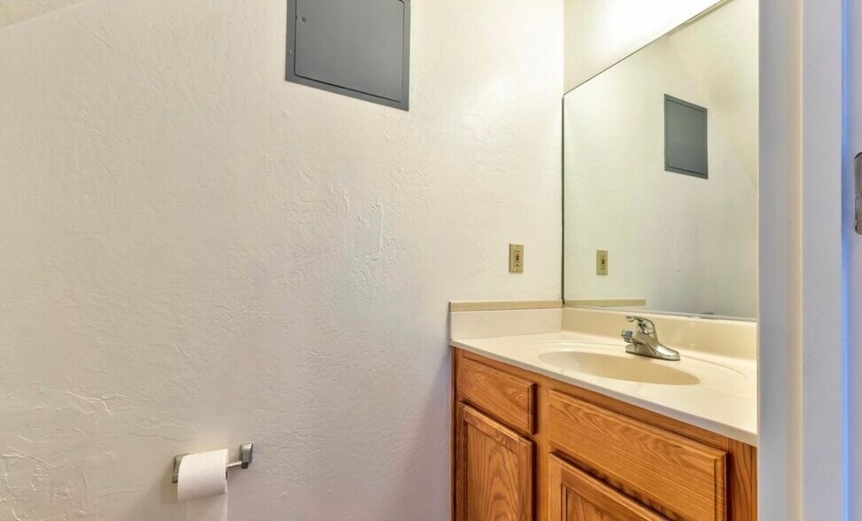 Building Photo - 1246 N Barzona Ave