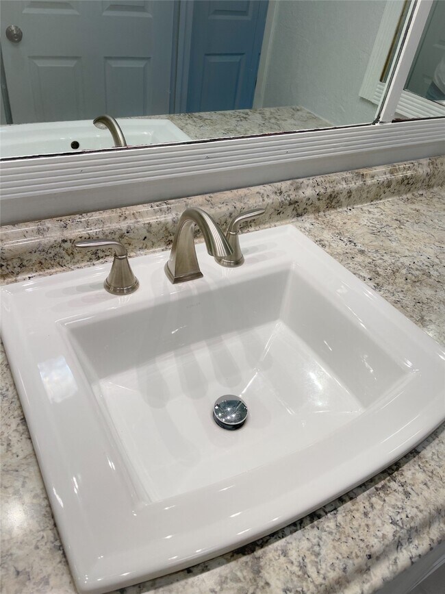 Building Photo - 2744 Briarhurst Dr