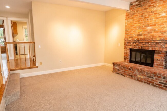 Building Photo - 3Bd/3Ba Bellevue House
