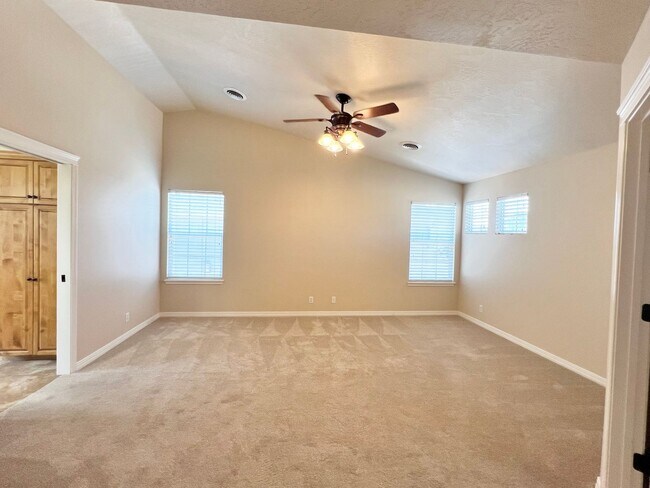 Building Photo - 5 Bed 3 Bath Bridge Tower Beauty