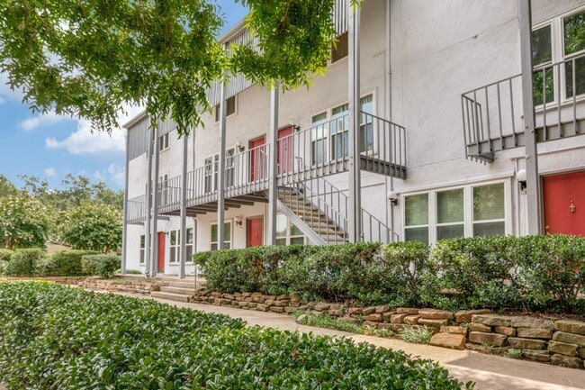 Building Photo - Modern One Bedroom Apartment in North Oak Lawn!