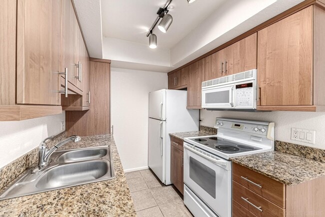 Building Photo - 7350 N Vía Paseo Del Sur