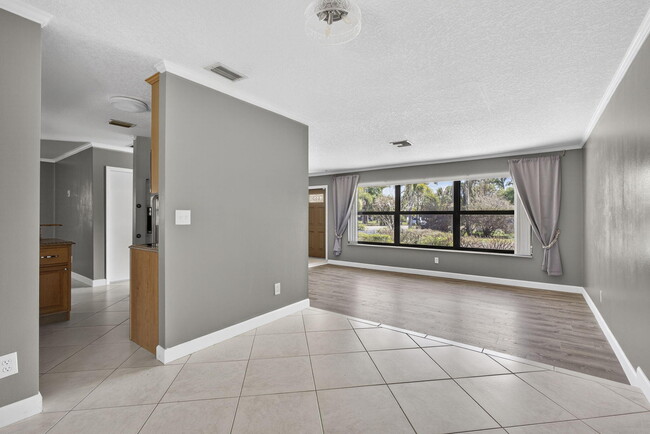 Building Photo - 7107 181st Ct N