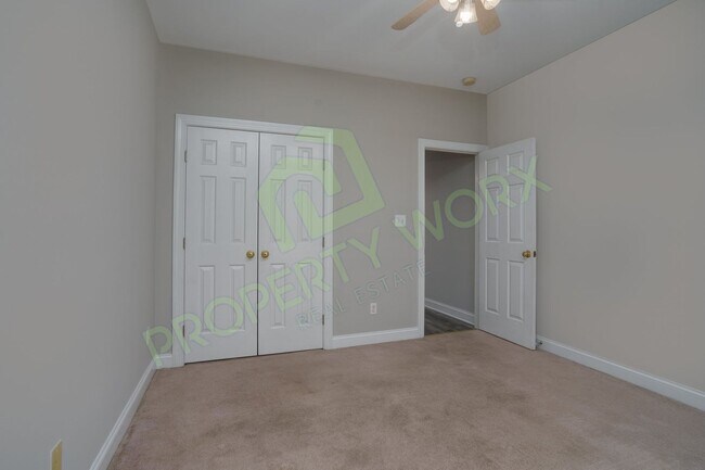 Building Photo - Executive Style Rental in Red Oak