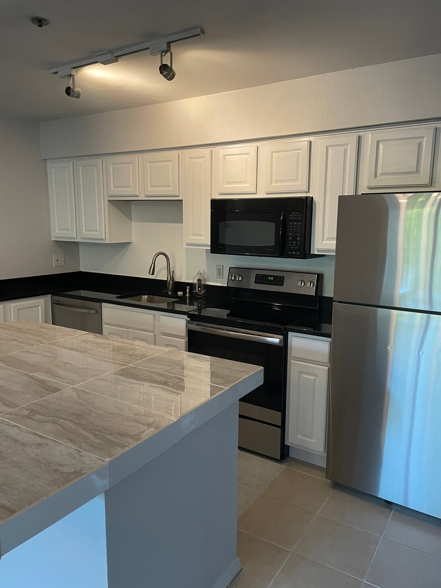 Building Photo - 3302 Wyndham Circle Apt.D