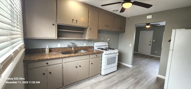 Building Photo - Virginia Street