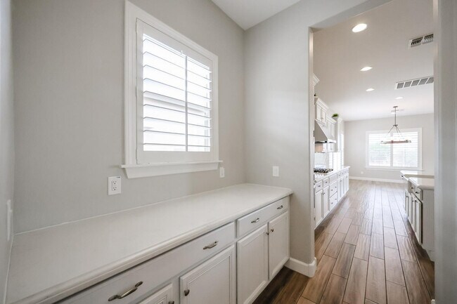 Building Photo - 1424 E Pedro Rd