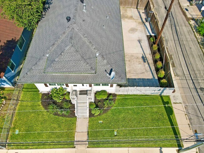 Building Photo - 2219 N Flores St