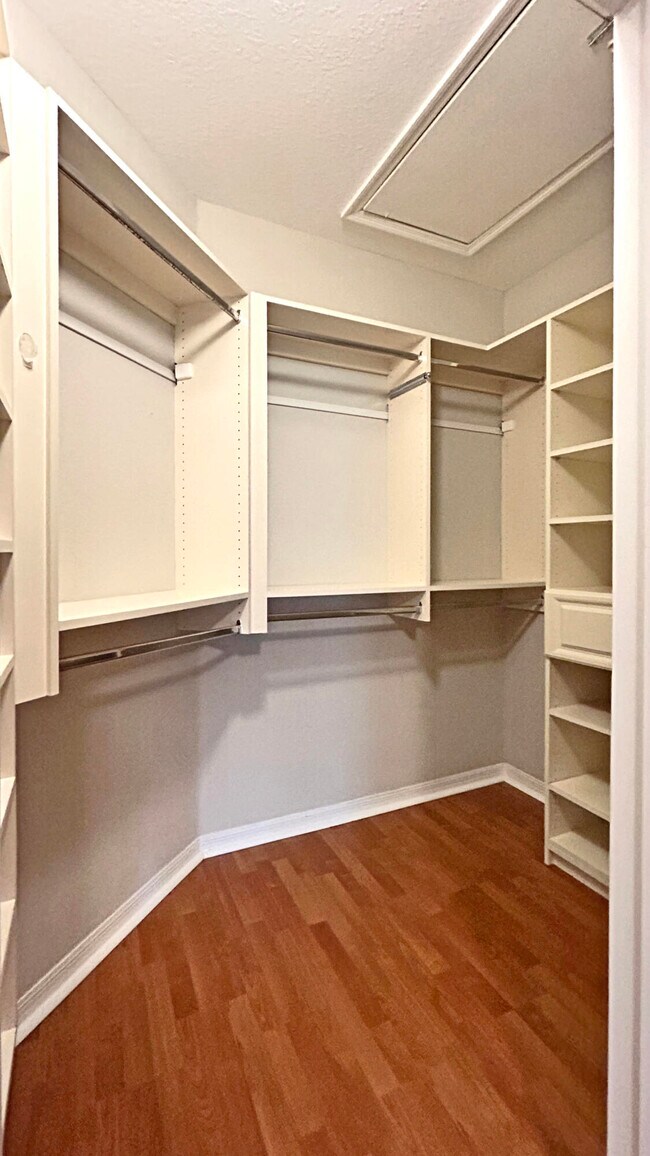 Building Photo - 116 SW Peacock Blvd