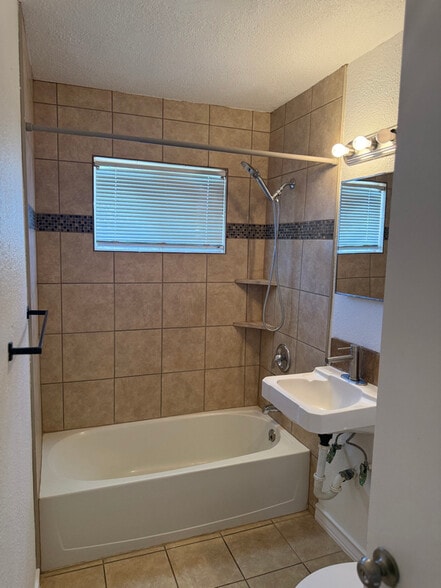 Building Photo - 600 Ellor Dr