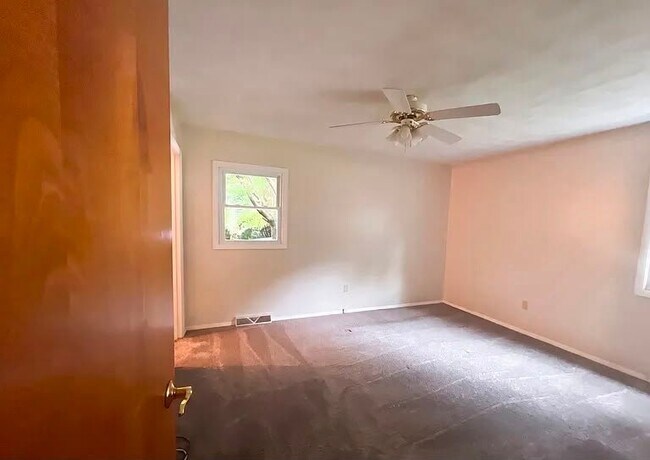 Building Photo - 911 Hollycrest Dr