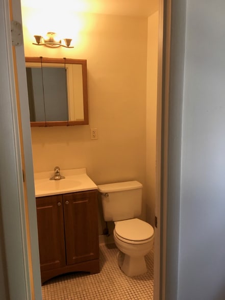 Building Photo - 15 E Read St