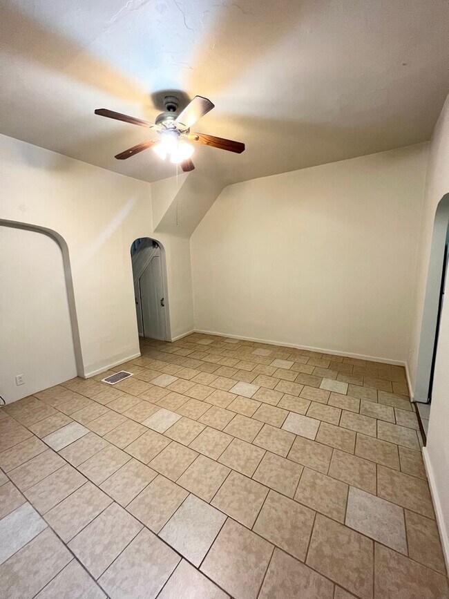 Building Photo - Spacious 3 or 4 Bedroom 2 Bathroom Available in Oakland, Modern Updates and Great Front Porch and...