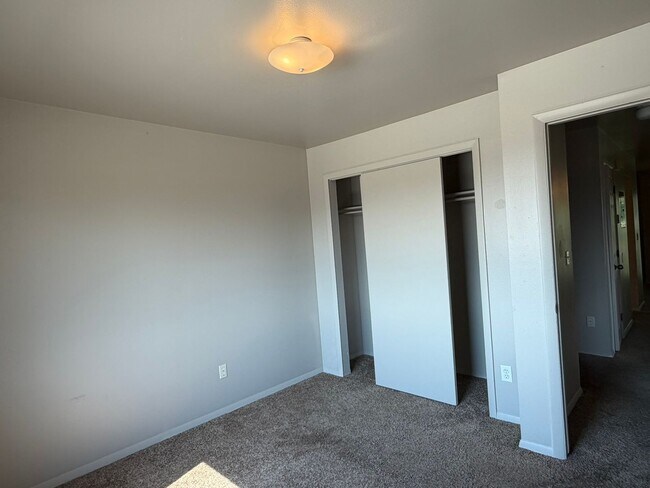 Building Photo - 812 W Cedar Ct