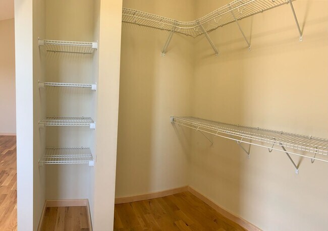 Building Photo - Bayview 2-bedroom loft style house, hardwood floors, AC, parking, fireplace