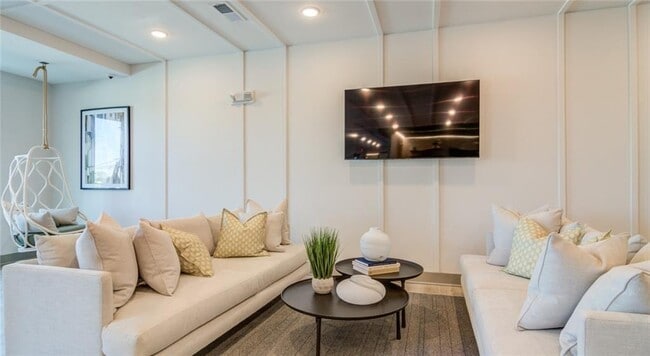 Building Photo - 1000 Rea Dr SW