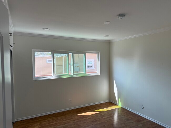 Building Photo - 632 W Milford St