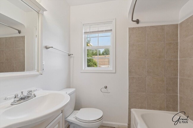 Building Photo - $1350 3 bedroom bungalow Eastpointe