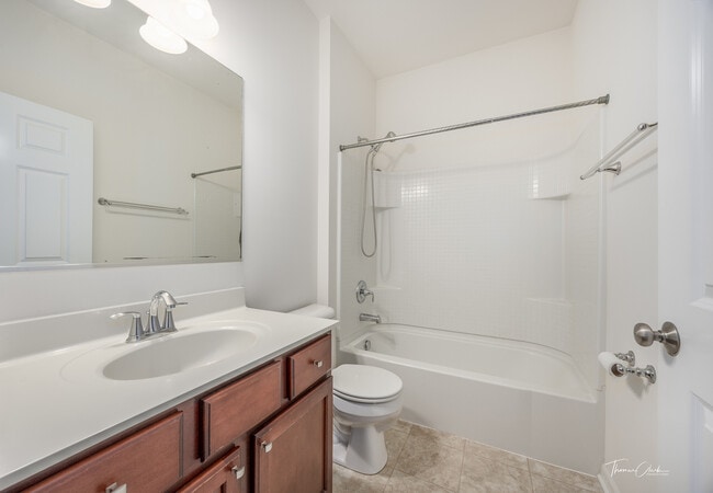 Building Photo - 2528 Dunraven Ave