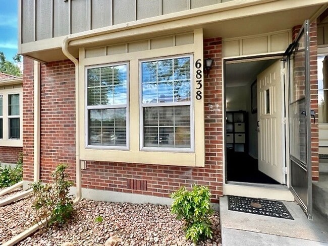 Building Photo - FURNISHED Two Bedroom Two Bath Condo on the North-West Side