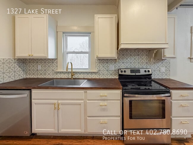 Building Photo - 1327 Lake St