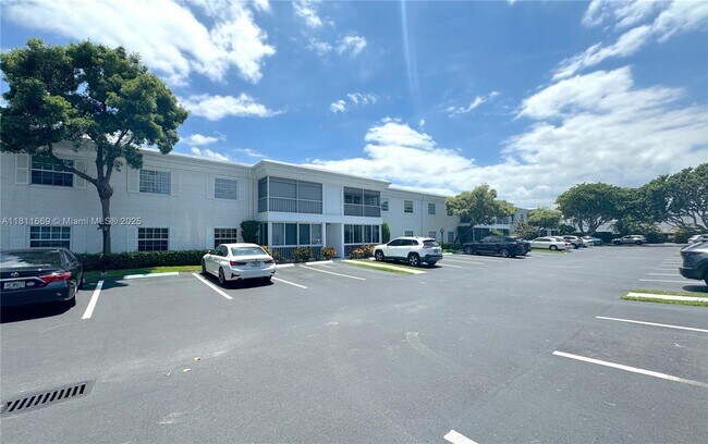 Building Photo - 6245 Bay Club Dr