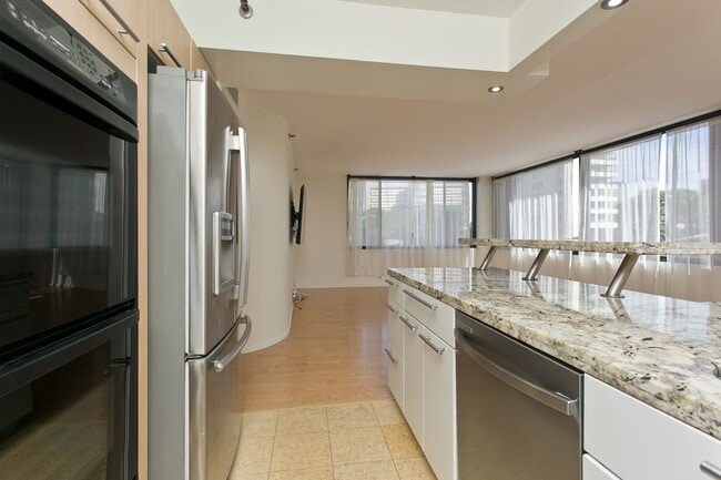 Building Photo - Available NOW ! 2/2/2 in town! Beautiful a...