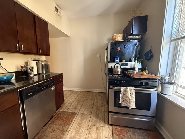 Building Photo - Rogers Park 2 Bed 1 Bath With Central AC & Heat, Beautiful Sunroom, Dog Friendly, Available July ...