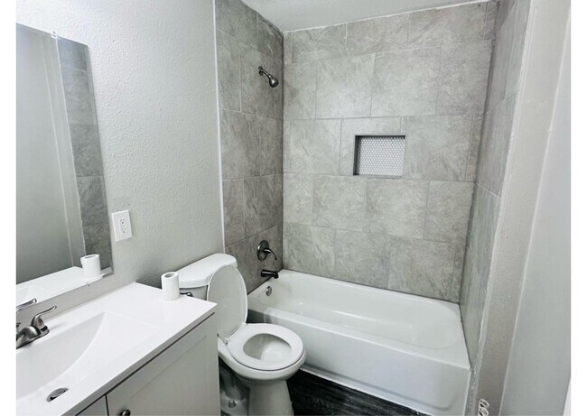 Building Photo - 4914 Kelso St