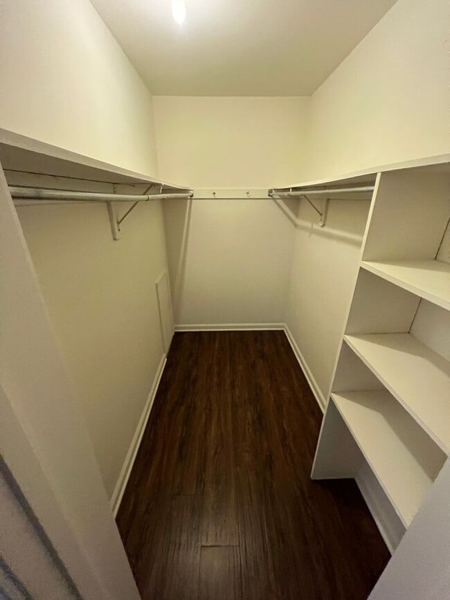 Building Photo - Newtown Grant 2 bedroom condo available Jul 1