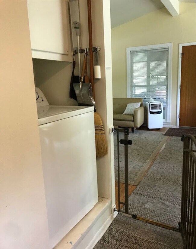 Building Photo - 3 Bed 1 Bath Ranch Home in Martin Acres!  Large Backyard!