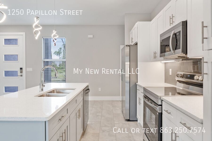 Building Photo - 1250 Papillon St