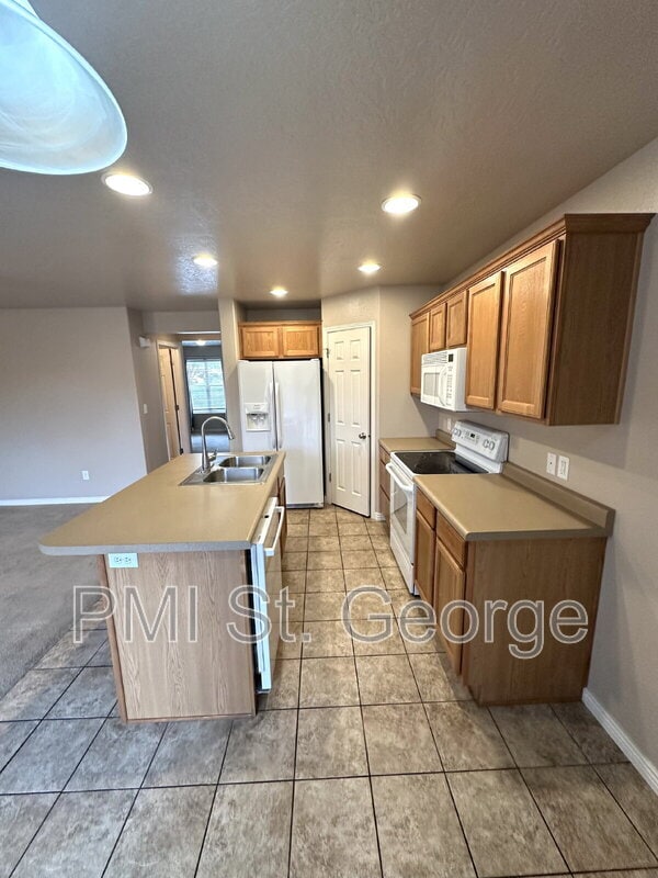 Building Photo - 3155 S Hidden Valley Dr