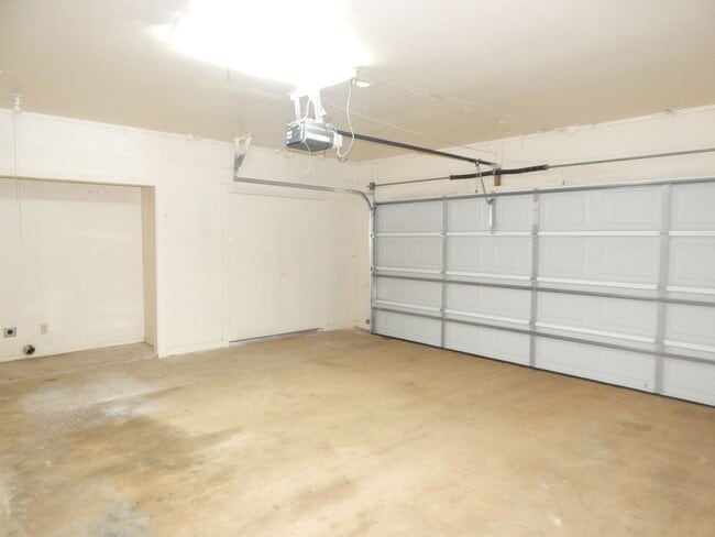 Building Photo - Spacious 3 Bedroom, 2 Bath Duplex in Tyler!