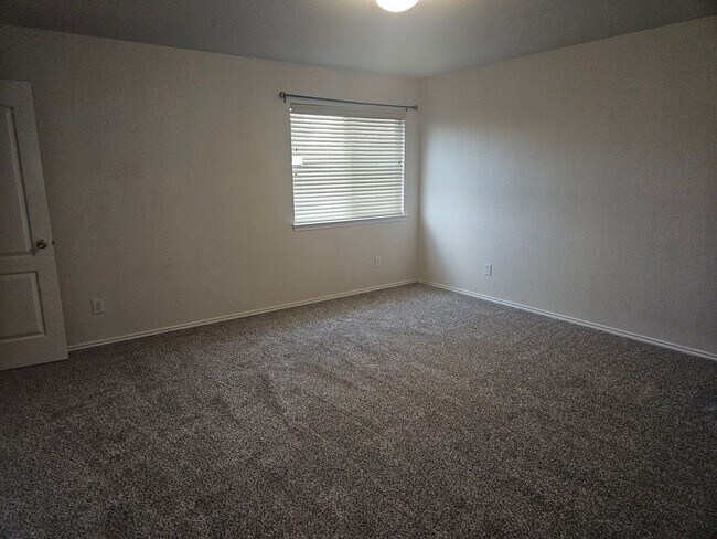 Building Photo - 3 Bedroom in Wildhorse Subdivision