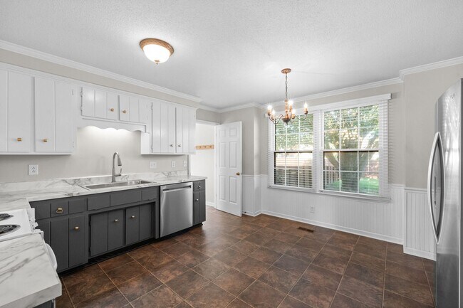 Building Photo - Pet Friendly Three Bedroom in Sango!