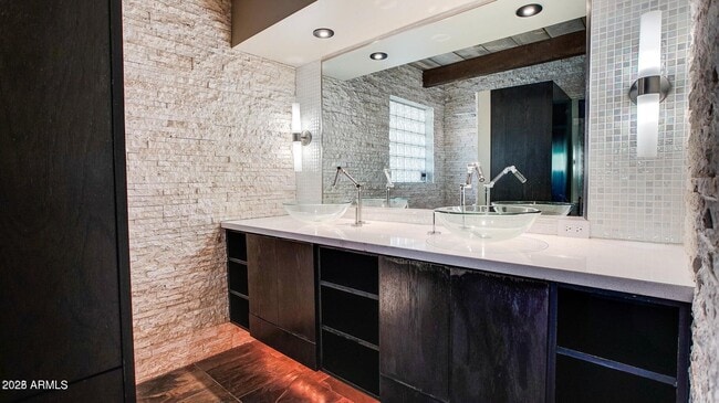 Building Photo - 902 W Verde Ln