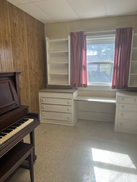 Building Photo - 410 W 9th St