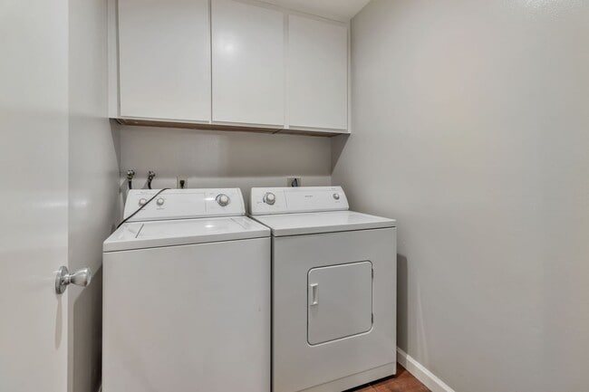 Building Photo - 3-Bedroom 2.5-Bathroom Santa Clara Townhome