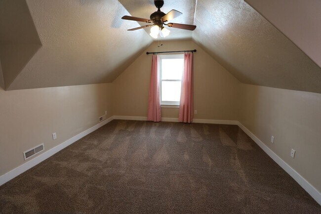 Building Photo - Large Pet Friendly House in the Foothills of Provo