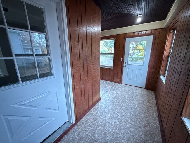 Building Photo - Single-Family Home Close to Henry Ford Hos...