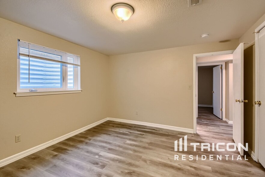 Building Photo - 11897 W Bowles Cir