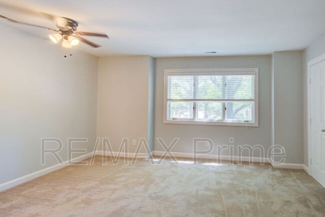 Building Photo - 1229 Llewellyn Ave