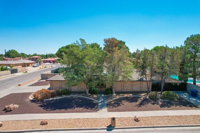 Building Photo - Stunning eastside rental in highly desirable area!