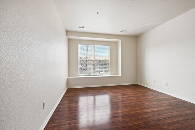 Building Photo - 3 Bedroom Condo in Aurora