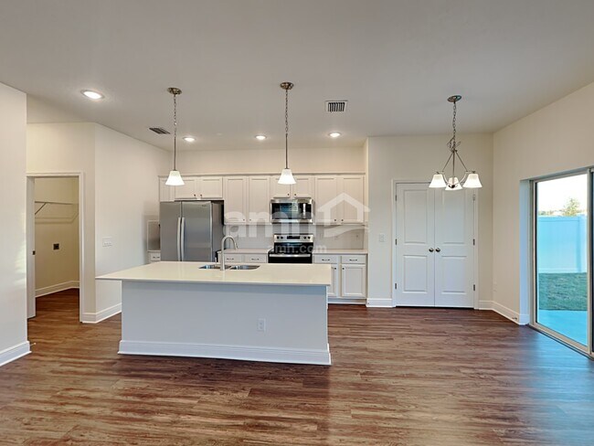 Building Photo - 1049 Sky Lakes Drive