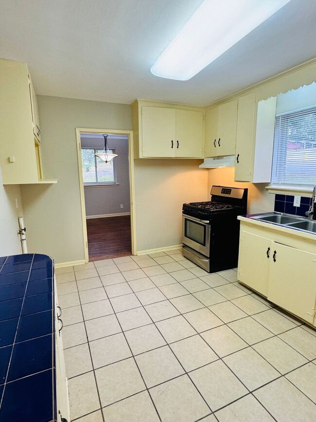 Building Photo - Beyond Perfect 3 bedroom 1 bath !!!!