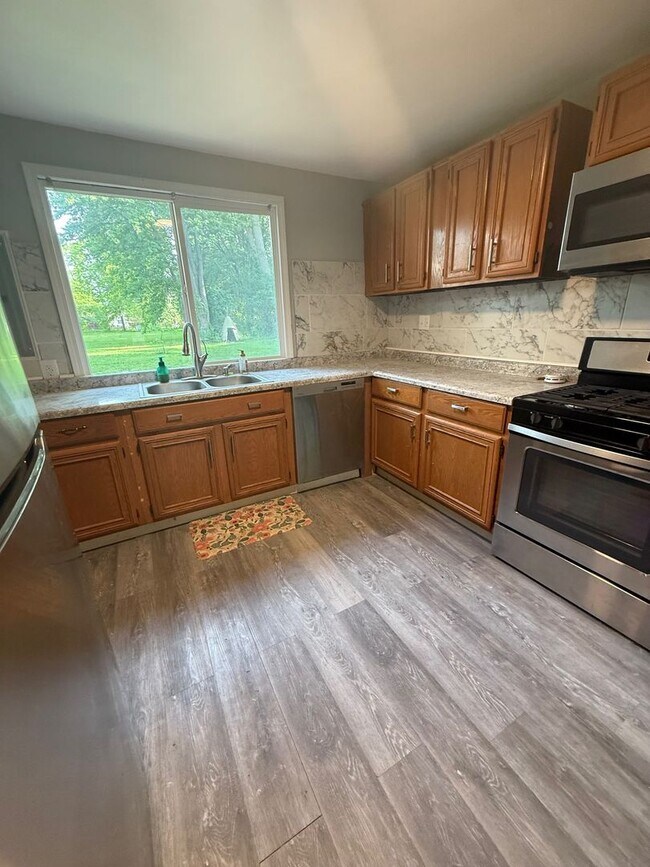 Building Photo - 4 Bedroom Home on an ACRE of land