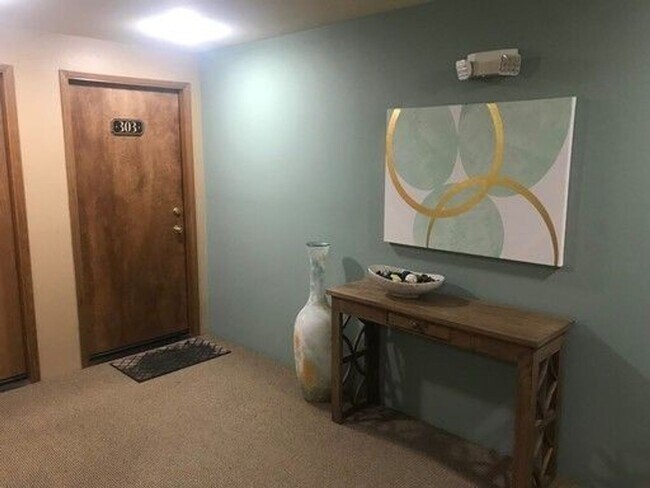 Building Photo - Hidden Gem in Northeast Seattle w/ In-Unit Washer/Dryer!