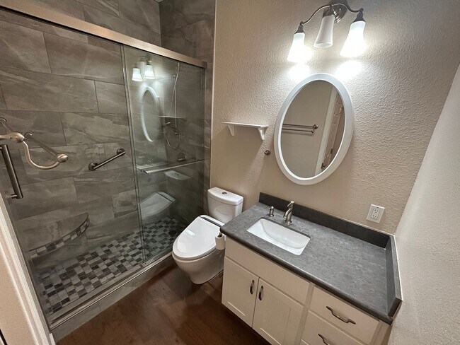 Building Photo - Beautiful 2 Bed, 2 Bath Single Story Condo...